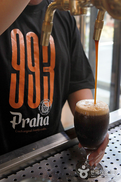 신선한 흑맥주를 마실 수 있는 Praha993
