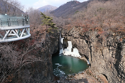 한탄강 지질 명소 중에서 걸작으로 꼽히는 재인폭포. 거대한 규모가 압도적이다.