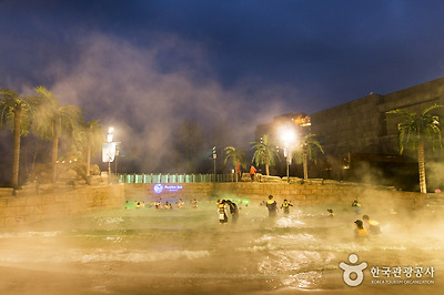 야간에는 조명과 연기 덕에 더 신나는 파도풀