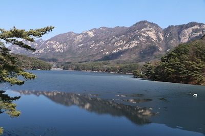 거대한 화강암 봉우리 명성산이 잠긴 산정호수