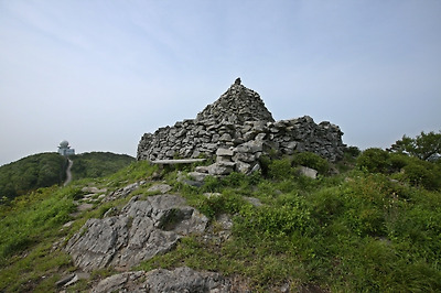 첨찰산 정상의 봉수대와 진도기상대