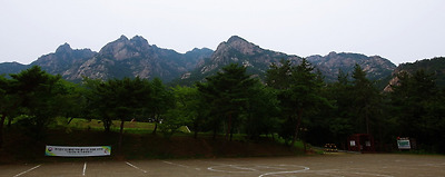 천황사 주차장. 월출산 능선이 멋있다. 사진 오른쪽 끝에 기찬묏길 시작지점이 있다.