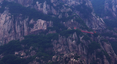 천황사 주차장에서 본 월출산 구름다리