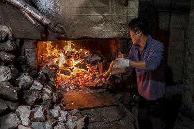 소나무 장작으로 유황석을 1300℃까지 달군다.
