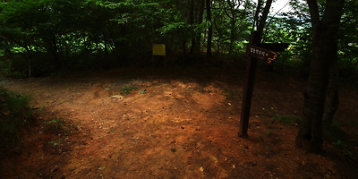 탑동약수터를 지나면 사진과 같은 삼거리가 나온다. 왼쪽 길로 간다.