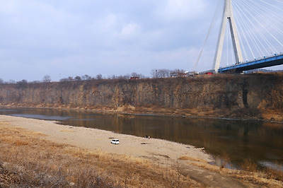 높이 25m, 길이 2km에 이르는 임진강 주상절리의 장대한 풍경