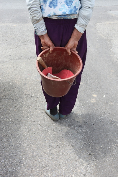 밭일 나가는 섬달천 할머니
