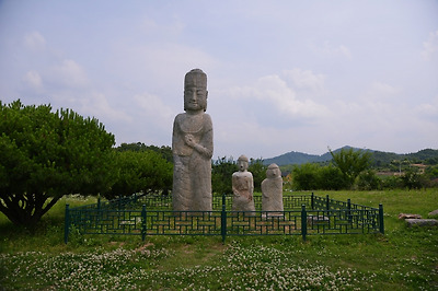 은은한 미소가 일품인 증평 남하리 석조보살입상