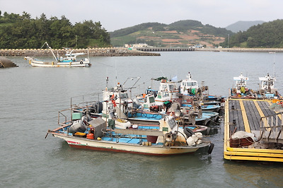 섬달천 포구와 멀리 보이는 연륙교