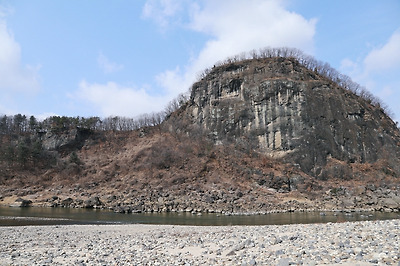 궁평리 마을의 수호신 역할을 하는 좌상바위