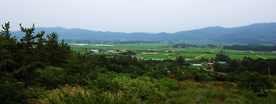 길 옆에 있는 2층 누각에 올라 바라본 풍경