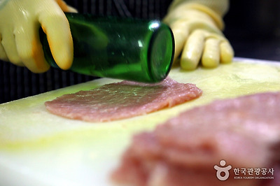 기계는 노, 고기를 여전히 유리병으로 다진다.