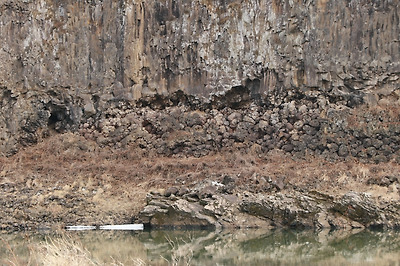 주상절리 모양이 동그란 베개처럼 생겨서 ‘베개용암’이라고 부른다.