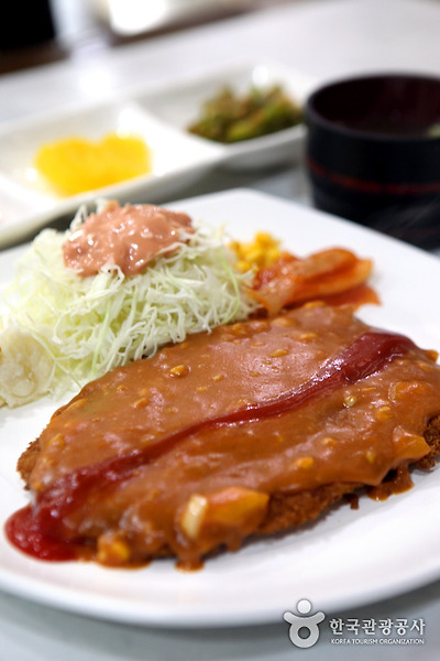 일자로 그어진 케첩의 포스