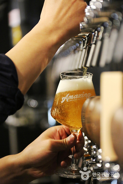 맥주를 잔에 담고 있는 모습.