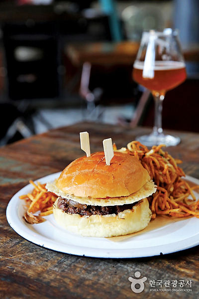 맥주를 부르는 데블스도어의 수제 햄버거