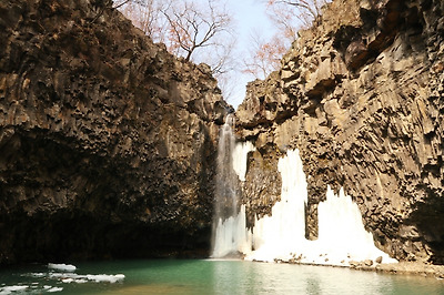 폭포 바닥까지 내려가서 관찰할 수 있는 재인폭포