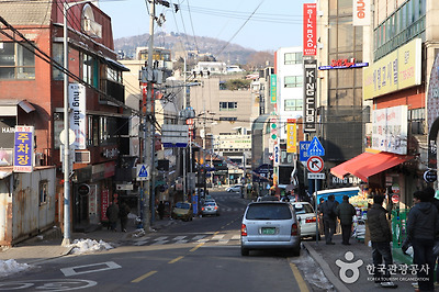 이슬람 문화와 게이바 등이 뒤섞여 자리한 새로운 세계가 펼쳐지는 이태원 거리 풍경