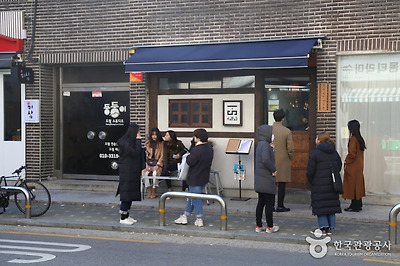 서울 망원동의 소문난 맛집답게 언제나 기다리는 줄이 길게 늘어서 있다