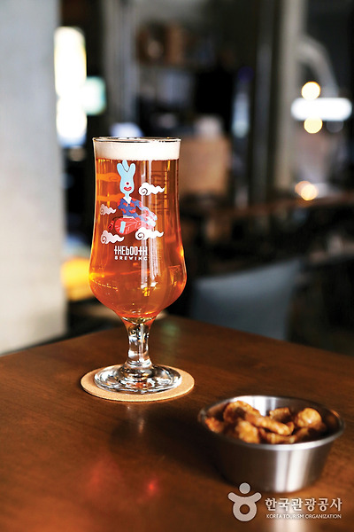 ‘은평맥주’로 유명한 브릭하우스76. 편안한 분위기에서 가볍게 한잔하기 좋다