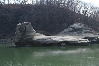 볏단을 쌓아놓은 것같이 생긴 화적연