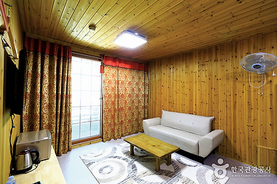 대표가 손수 작업한 원목 객실