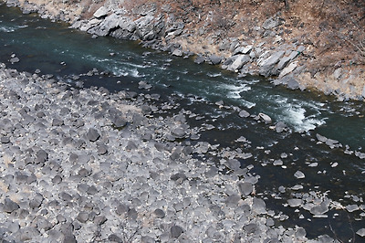 멍우리 협곡을 걸으면서 바라본 한탄강. 검은 현무암 바위가 널렸다.