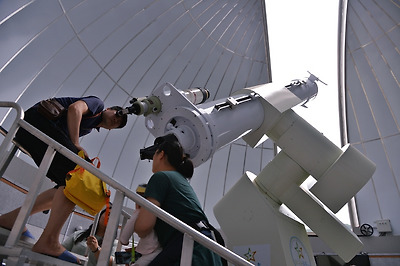 국내에서 가장 큰 356mm 굴절망원경으로 태양을 관측하는 모습