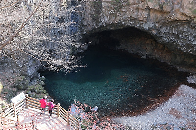 신비로운 분위기가 일품인 비둘기낭폭포