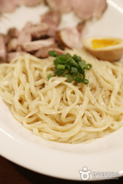 칼국수처럼 오동통한 면발과 터프한 차슈라멘, 반숙 달걀을 호로록 육수에 찍어 먹는다.