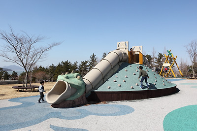 아이들이 좋아하는 공룡 모양 미끄럼틀