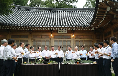 넥타이 푼 채 자유로운 분위기가 이어진 스탠딩 호프타임_사진. 청와대