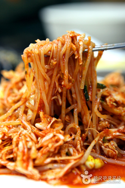 일주일 동안 숙성한 양념장에 비빈 쫄면