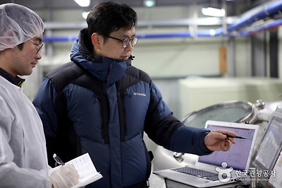 모니터로 상황을 체크하는 브루마스터 윤진수 이사와 담당직원