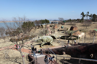 거대한 공룡 조형물이 생동감 있는 사파리 존