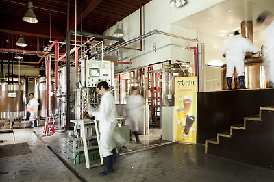 바쁘게 움직이는 직원들