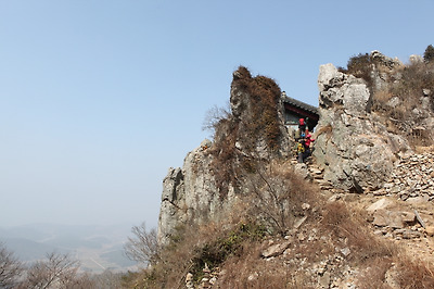 바위 끝에 매달린 도솔암