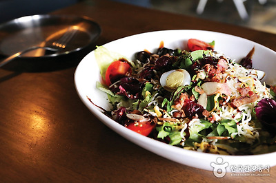 기름진 안주가 싫다면 브릭샐러드를 주문하자. 샐러드의 상큼한 소스와 아삭한 식감이 맥주와 조화를 이뤄 더욱 시원하게 즐길 수 있다