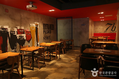 세련된 인테리어를 자랑하는 세븐브로이펍 마포점