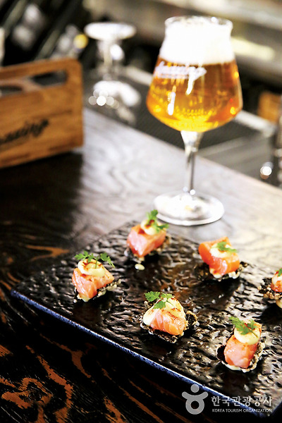 바삭한 김부각 위에 올린 연어타다끼도 맥주와 잘 어울린다