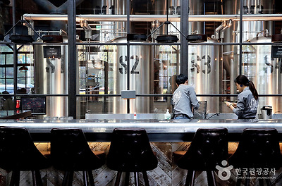 수제맥줏집 한쪽에 진열된 커다란 양조 탱크들