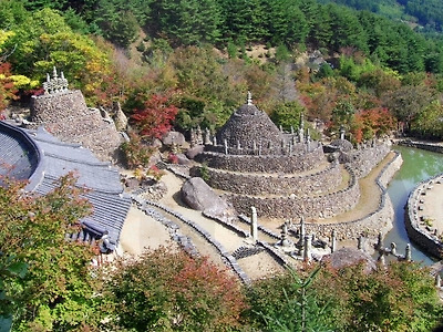 삼성궁은 민족의 성조인 환인, 환웅, 단군을 모신 배달민족성전이다