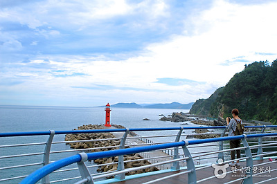 심곡바다전망대에 올라 바다와 등대를 카메라에 담는다.