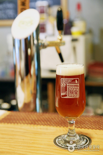 수제맥주를 제대로 즐기기 위해서는 전용 잔에 따라 마셔야 한다