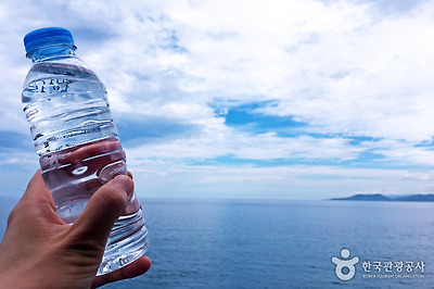 정동심곡바다부채길을 걷기 위한 준비물은 생수 한 병이면 충분하다.