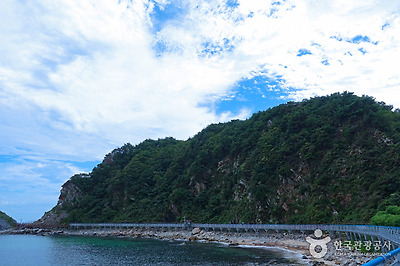 잠깐 멈춰 뒤돌아본 바닷길 풍경