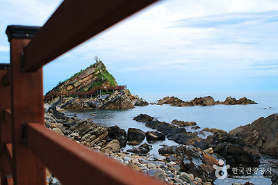 바다를 향해 펼쳐진 부채 모양의 부채바위