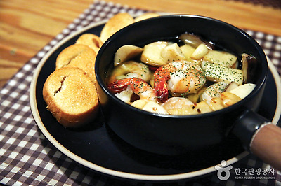 크래프트원의 맥주와 잘 어울리는 새우요리 ‘감바스’