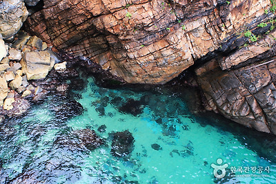 옥빛 바닷물 속이 훤히 보인다.