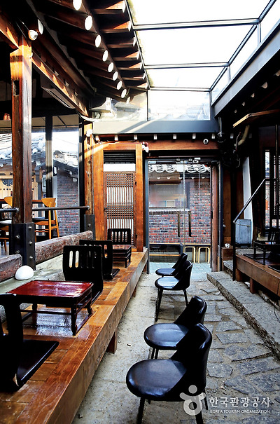 기와탭룸 내부. 한옥 마루에 앉아 마시는 수제맥주의 맛이 특별하다